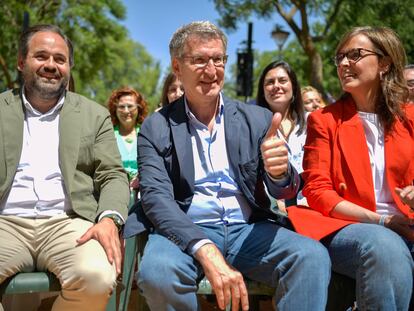 Desde la izquierda, el presidente del PP de Castilla-La Mancha, Paco Núñez; el presidente del PP, Alberto Núñez Feijóo, y la vicesecretaria de Organización Territorial del PP, Carmen Fúnez, este sábado en Tomelloso (Ciudad Real).