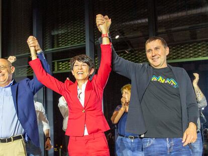 La candidata de EH Bildu a la Diputación de Guipuzcoa, Maddalen Iriarte, y el coordinador general de su formación, Arnaldo Otegi, durante la celebración en San Sebastián de los resultados obtenidos en las elecciones del 28M.