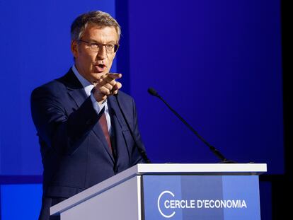 El presidente del Partido Popular, Alberto Núñez Feijóo, interviene en las jornadas del Cercle d'Economía en el Palau de Congressos de Catalunya, en Barcelona.