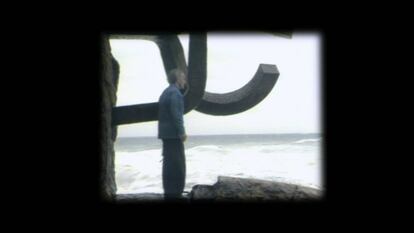 Chillida, junto a su obra en &#039;El peine del viento&#039;, en San Sebasti&aacute;n, en un fotograma del documental.