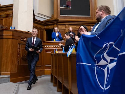 El secretario general de la OTAN, Jens Stoltenberg (a la izquierda), tras su visita al Parlamento de Ucrania, este lunes.