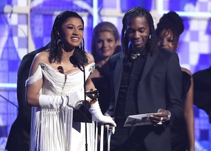 Cardi B, junto a su esposo Offset, al recibir su premio Grammy este domingo.