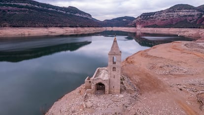 Fotografía aérea tomada por un dron que sobrevuela las antiguas ruinas de la iglesia del embalse de Sau, que ha emergido debido a la grave sequía que sufre la región de Cataluña y los niveles más bajos de la reserva de agua.