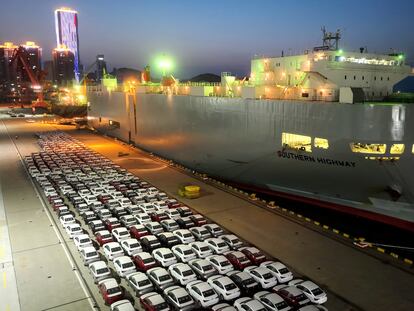 Vehículos a la espera de ser exportados en el puerto de Lianyungang, en la provincia china de Jiangsu.