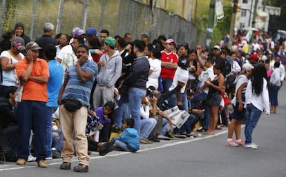 Cola frente a un supermercado público en Caracas.