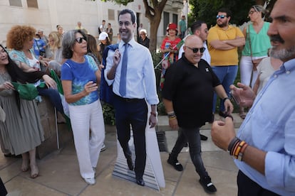 Una simpatizante se hace una fotografía con el cartel de Juanma Morero, en un acto electoral de campaña el sábado en Málaga.