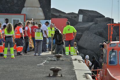 Una embarcación de Salvamento Marítimo acompaña al puerto de La Restinga a un cayuco con 56 personas, el pasado viernes. entre ellos una menor y un menor, el pasado viernes.