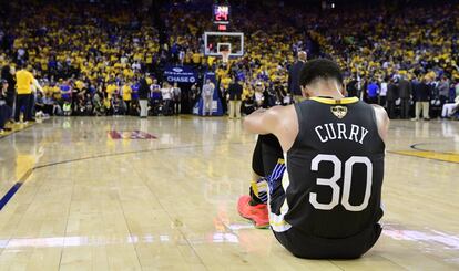 Stephen Curry se lamenta sobre la pista