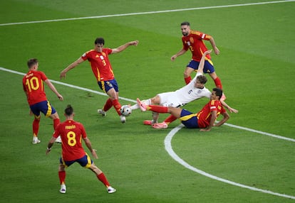 John Stones, rodeado de jugadores españoles. 