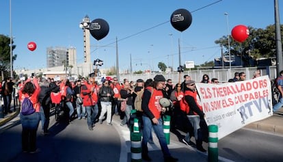 Marcha de trabajadores de RTVV para exigir la reapertura del ente.