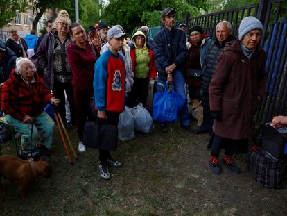 Residentes de Vovchansk, en la región de Járkov, durante su evacuación por la ofensiva rusa, este martes.