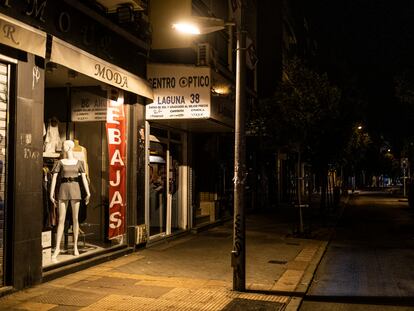 Una calle poco iluminada de un barrio de Madrid.