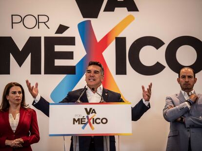 Carolina Viggiano, Alejandro Moreno, y Marko Cortés, en Ciudad de México, el 5 de junio 2023.