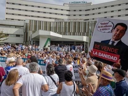 Concentración de profesionales de la sanidad que en huelga de tres horas por el incumplimiento de los acuerdos sanitarios, este miércoles en el Hospital Universitario Virgen Macarena de Sevilla.