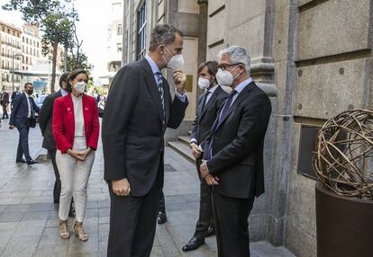 El Rey (en el centro) saluda a Javier Moreno (derecha), director de EL PAÍS, y Rosauro Varo, vicepresidente no ejecutivo de PRISA, acompañado de la ministra de Industria, Comercio y Turismo, Reyes Maroto.