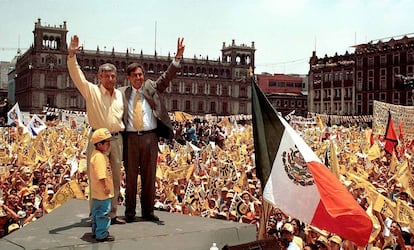 Cuauhtémoc Cárdenas y Andrés Manuel López Obrador, durante la campaña para las elecciones presidenciales y capitalinas del 2000, en el Zócalo de Ciudad de México