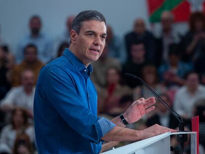 El presidente del Gobierno, Pedro Sánchez, interviene en Vitoria en un acto electoral del PSOE.