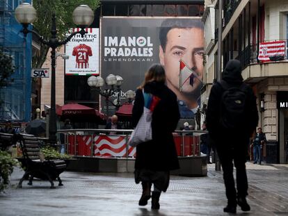 Un cartel con publicidad de uno de los candidatos a lehendakari en el centro de Bilbao.
