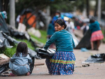 Una mujer embera en el campamento improvisado en Bogotá.