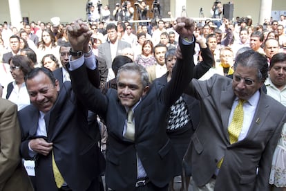 Jesús Zambrano, Miguel Ángel Mancera y Jesús Ortega, durante el 23º aniversario de la fundación del PRD, en mayo del 2012.
