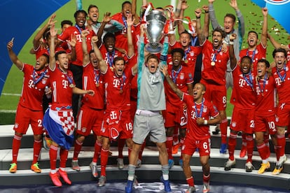 Neuer alza al cielo de Lisboa la Copa de Europa conquistada por el Bayern.