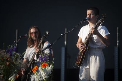 En la imagen, un momento del concierto de la banda estadounidense Big Thief. J Balvin y Rosalía lideran esta edición del festival.