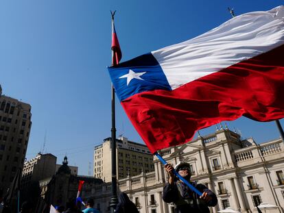 Un trabajador de Huachipato ondea una bandera chilena frente a La Moneda en protesta por el cierre de la empresa, en Santiago de Chile, el 9 de abril de 2024.