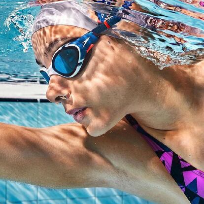 Artículo de EL PAÍS Escaparate que describen las ventajas de uso de las gafas de natación Speedo Biofuse 2.0.