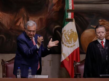 El presidente López Obrador aplaude a Arturo Zaldívar durante su último informe como Ministro Presidente de la SCJN, en Ciudad de México, en diciembre de 2022.