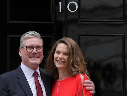 Keir Starmer y su esposa, Victoria, el jueves en la puerta de Downing Street.