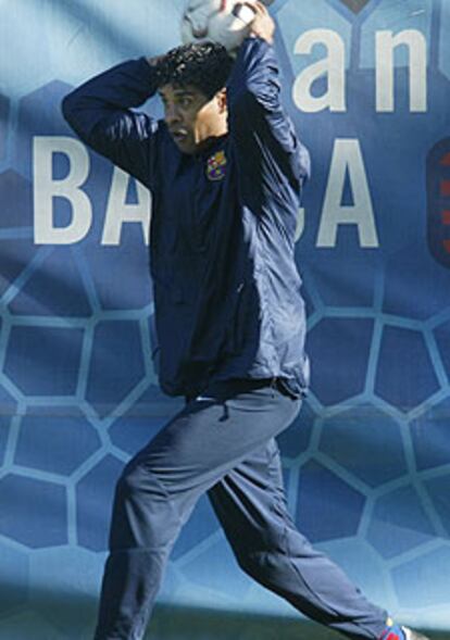 Rijkaard da instrucciones en un entrenamiento.