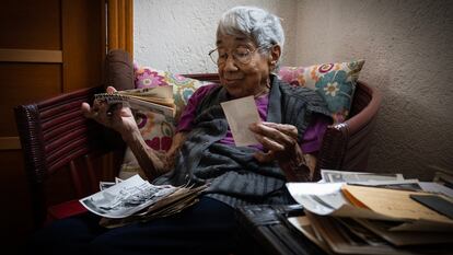 María Luisa Torres revisa fotografías en su hogar, en Querétaro.
