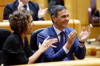 El presidente del Gobierno, Pedro Sánchez, y la vicepresidenta primera y ministra de Hacienda, María Jesús Montero, durante el pleno del Congreso este miércoles en el Senado.