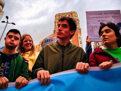 Concentración por la educación inclusiva en la plaza de Callao de Madrid, en 2022, en una imagen cedida por la plataforma Quererla es crearla. A la izquierda, Rubén Calleja, el estudiante cuyo caso propició una primera 'condena' de la ONU a España por no permitirle estudiar en un colegio ordinario.