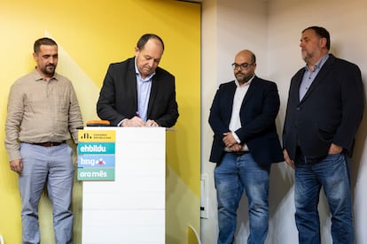 Momento de la firma del acuerdo de coalición para concurrir a las elecciones al Parlamento Europeo.