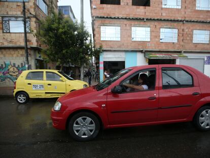 Una mujer conduce su automovil en Bogotá.