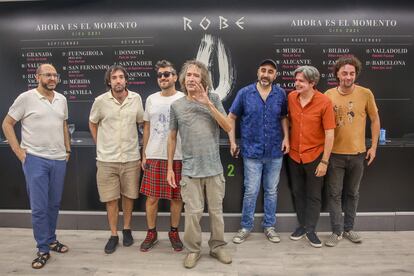 Robe Iniesta, en el centro, junto a su banda, después de la rueda de prensa el pasado 11 de agosto en Madrid donde presentó la gira de otoño.