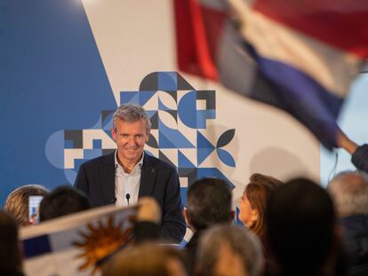 El candidato del PP a la Xunta de Galicia, Alfonso Rueda, interviene durante un acto con gallegos retornados en el Tinglado del Puerto de Vigo, este jueves.