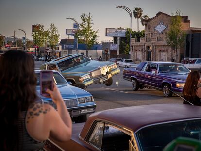 La gente ve pasar autos clásicos de 'lowriders' desfilando por Van Nuys Blvd. en California