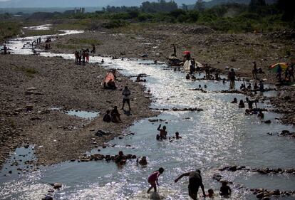 Bañistas se refrescan en un río en Salta, Argentina, el jueves. El Servicio Meteorológico Nacional prevé que las temperaturas extremas continúen hasta el sábado.