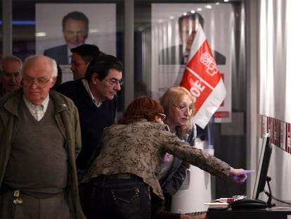 Un grupo de personas consulta en internet los resultados parciales del escrutinio de las elecciones autonómicas y locales del 27 de mayo de 2007 en la sede del PSOE en Buenos Aires.