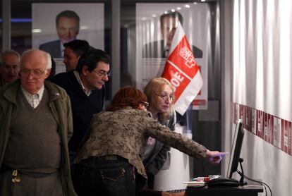 Un grupo de personas consulta en internet los resultados parciales del escrutinio de las elecciones autonómicas y locales del 27 de mayo de 2007 en la sede del PSOE en Buenos Aires.