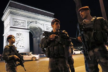 Los soldados franceses hacen guardia en el Arco del Triunfo cerca de los Campos Elíseos en París.