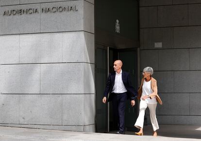 El expresidente de la Real Federación Española de Fútbol Luis Rubiales, tras declarar este viernes ante la Audiencia Nacional.