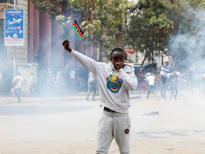 Un hombre alzaba una bandera de Kenia, en medio de las protestas este martes en Nairobi.