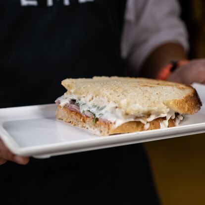 El sándwich del bar Eme, cuya salsa es secreta, es toda una institución en Bilbao.