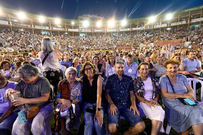 El público de Serrat en la plaza de toros de Murcia