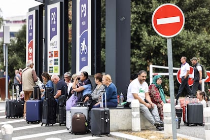 Viajeros esperan en el exterior del aeropuerto internacional de Toulouse en Blagnac, este miércoles.