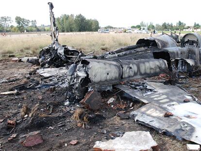 Restos del caza F-5 accidentado el 2 de noviembre de 2012 en la base aérea de Talavera la Real (Badajoz).