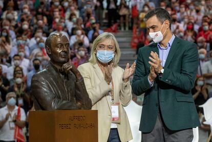 Pilar Goya, mujer de Alfredo Pérez Rubalcaba, y Pedro Sánchez en el homenaje realizado en el 40º congreso federal del PSOE.